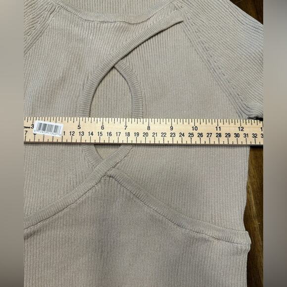 NWT Superdown Arabella Cropped Keyhole Sweater Tan Size Large Revolve - Picture 5 of 7